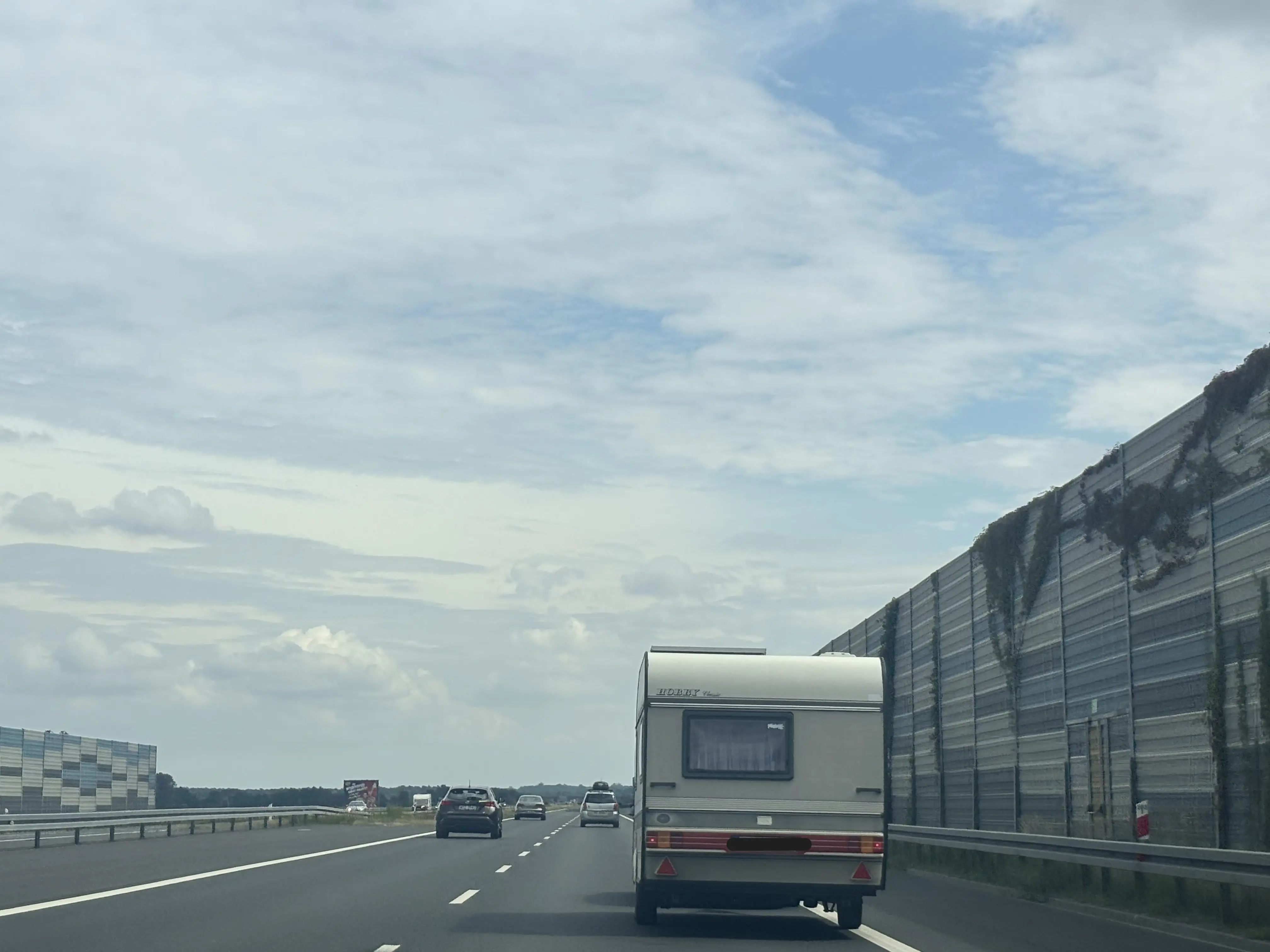 Czy podczas wyprzedzania na autostradzie samochodem osobowym z przyczepą lekką możesz przekroczyć prędkość 80 km/h?